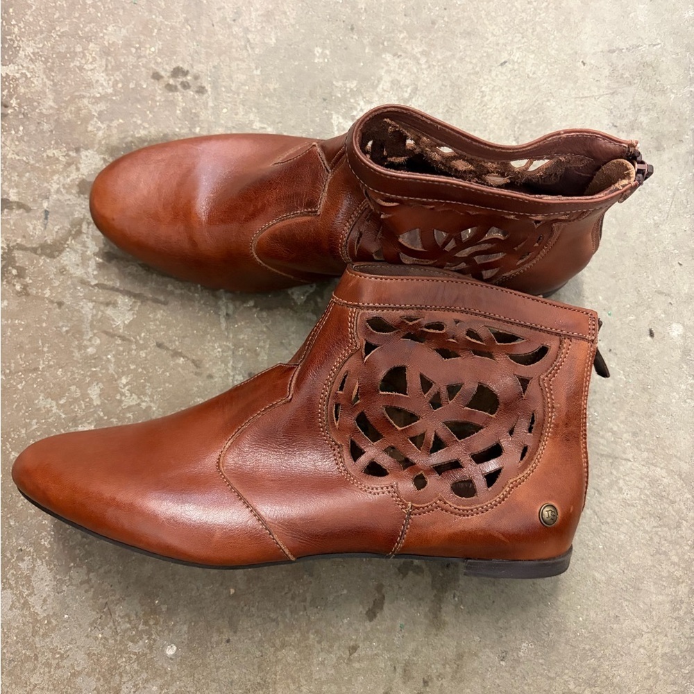 Neosens‎ genuine leather Brown Cutout Ankle Boots